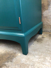 Load image into Gallery viewer, Stag Minstrel Drinks Cabinet