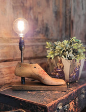 Load image into Gallery viewer, Vintage Table Lamp