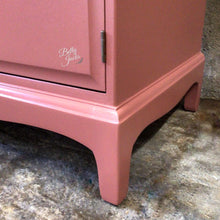 Load image into Gallery viewer, Stag Minstrel Drinks Cabinet